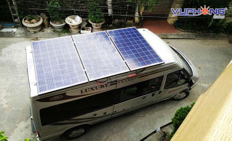 Chiếc xe Ford Transit được phủ mái bằng 825Wp pin mặt trời cấp điện thoải mái cho sinh hoạt khi đi dã ngoại