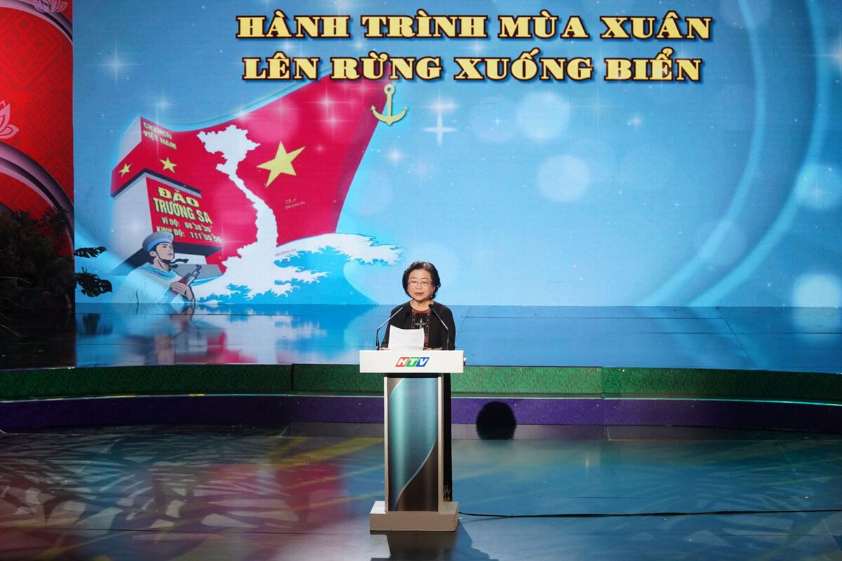 Bà Trương Mỹ Hoa, Nguyên Phó Chủ tịch nước CHXHCN Việt Nam, Chủ tịch Quỹ học bổng Vừ A Dính, Chủ nhiệm CLB “Vì Hoàng Sa - Trường Sa thân yêu”, phát biểu tại chương trình