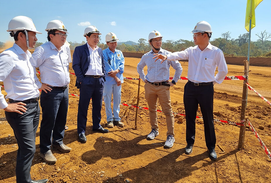 Mr. Phong, Pham Nam discussed with the Nam Phak Construction Site Command the construction progress