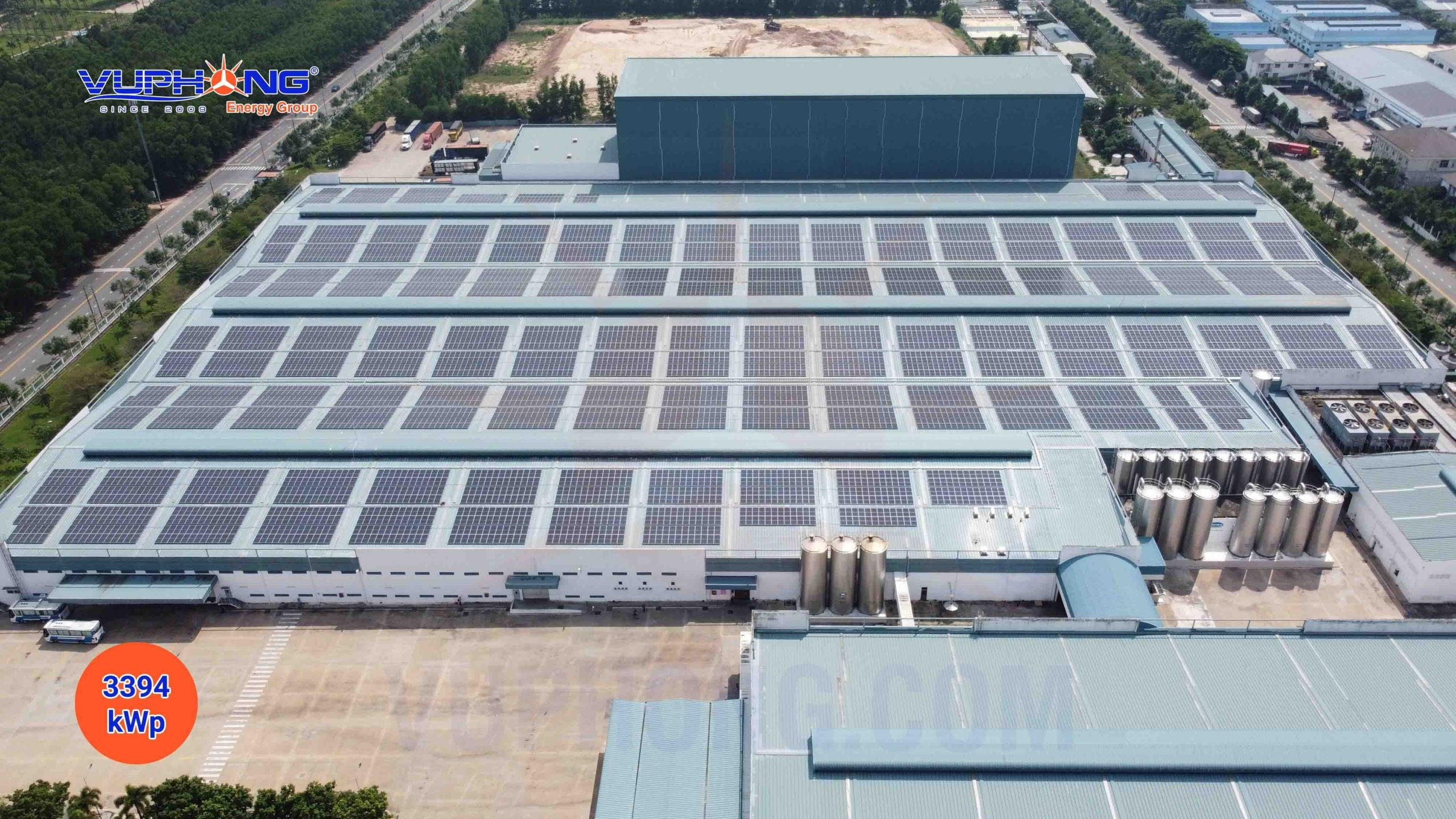 Hệ thống điện mặt trời trên mái nhà máy