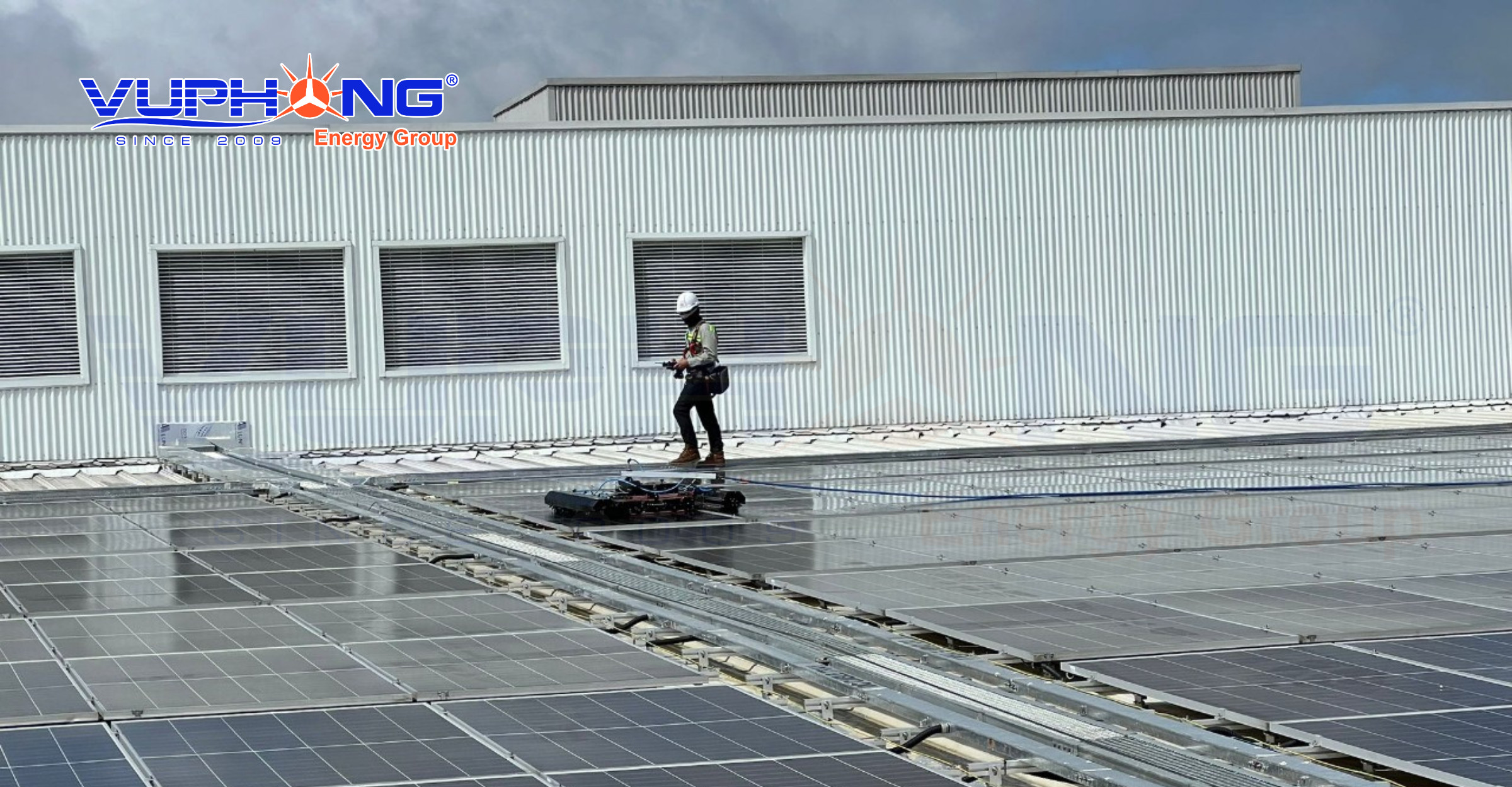 robot vệ sinh tấm pin mặt trời VPT – RB1200 – S1