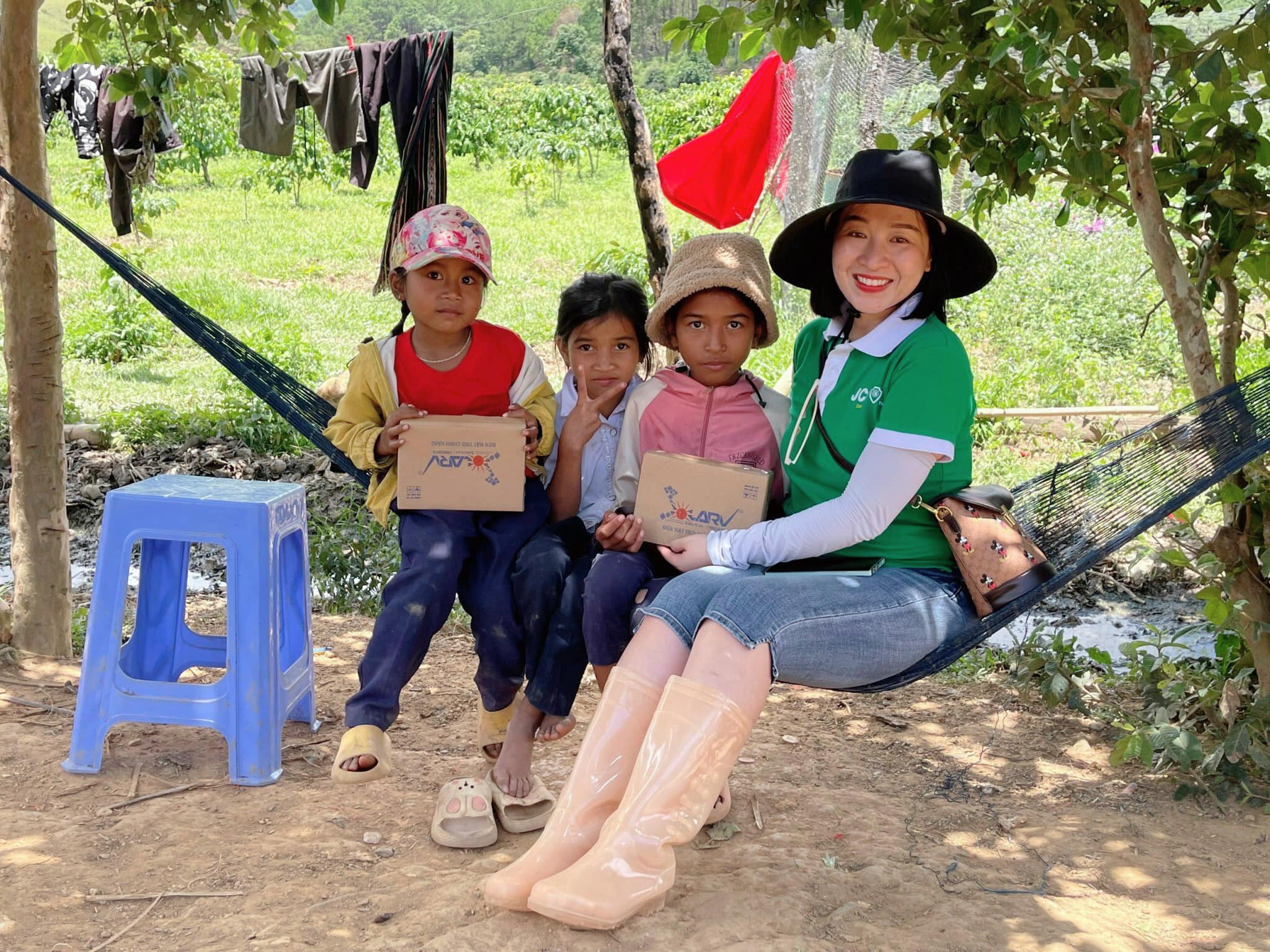 TheLIGHT mang ánh sáng đến buôn làng