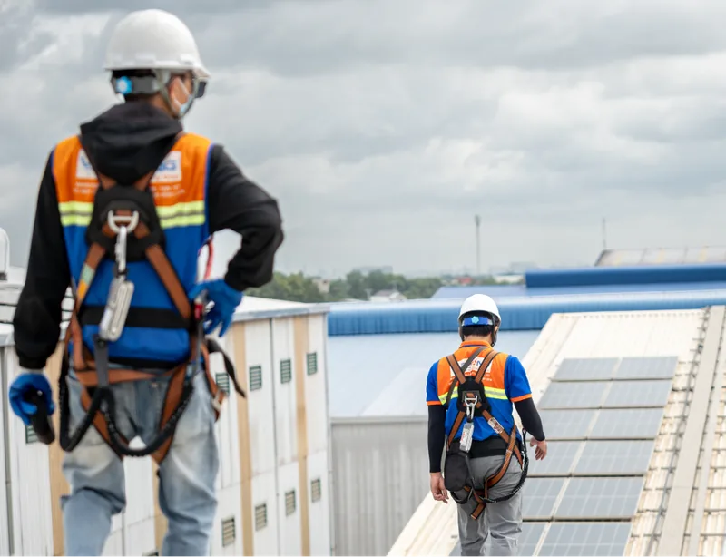 Kỹ thuật viên Vũ Phong Energy Group thi công trên mái nhà