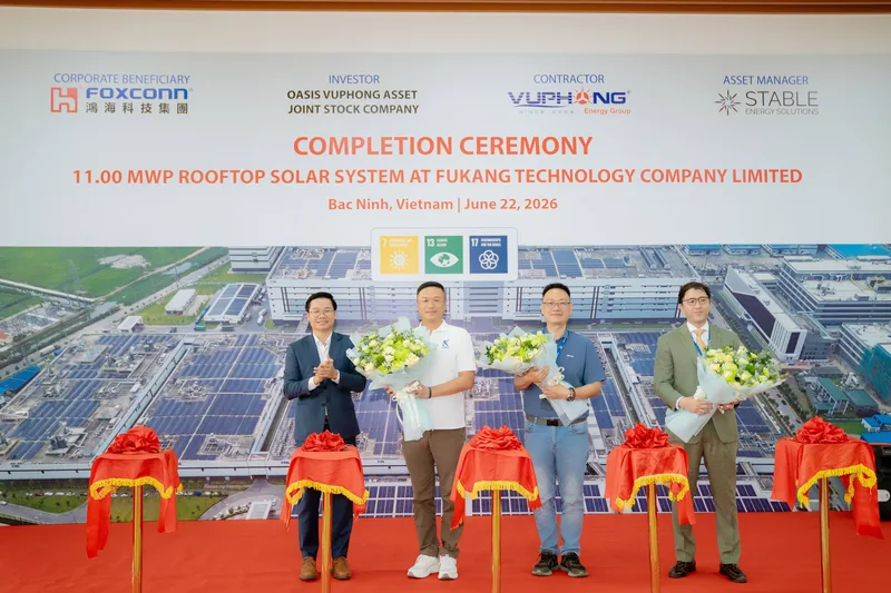 Ban lãnh đạo hai bên cùng đội ngũ dự án tham quan dự án điện mặt trời mái nhà Fukang Technology