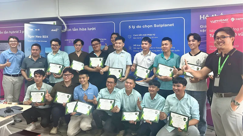 Vũ Phong Energy Group cùng Solplanet và Jinko Solar tổ chức thành công lớp đào tạo kỹ thuật điện mặt trời – Lớp Cơ bản Khóa 1